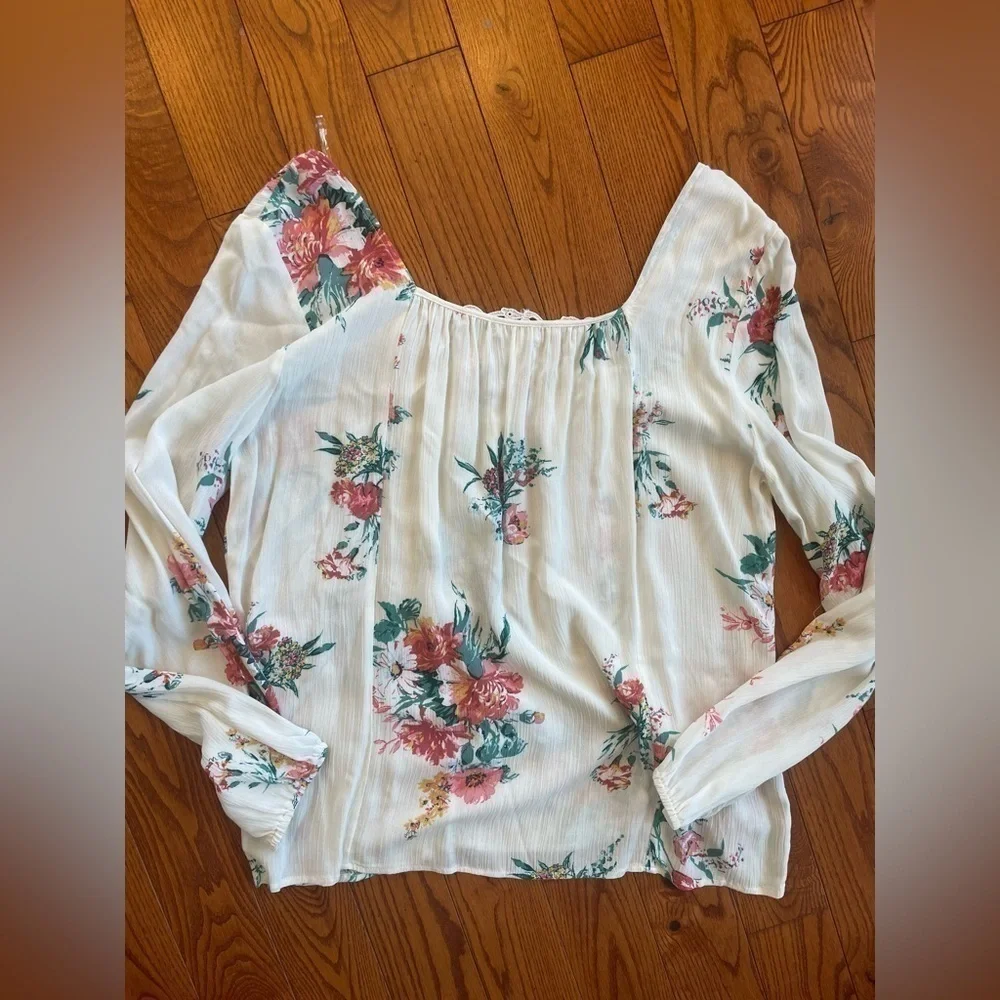 🎉2/$10 Eyeshadow Floral Flowy Blouse Large - Picture 5 of 6